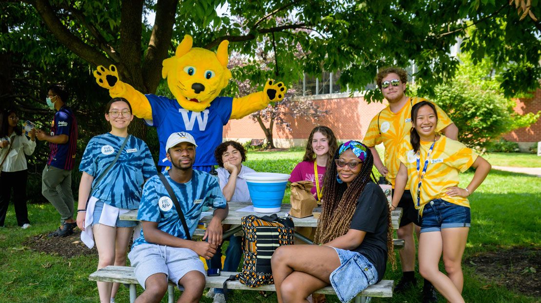 Students with the Gorlok mascot